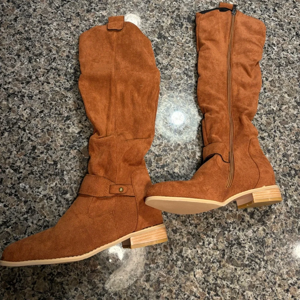 Elegant Brown Suede Heeled Boots - Picture 2 of 4
